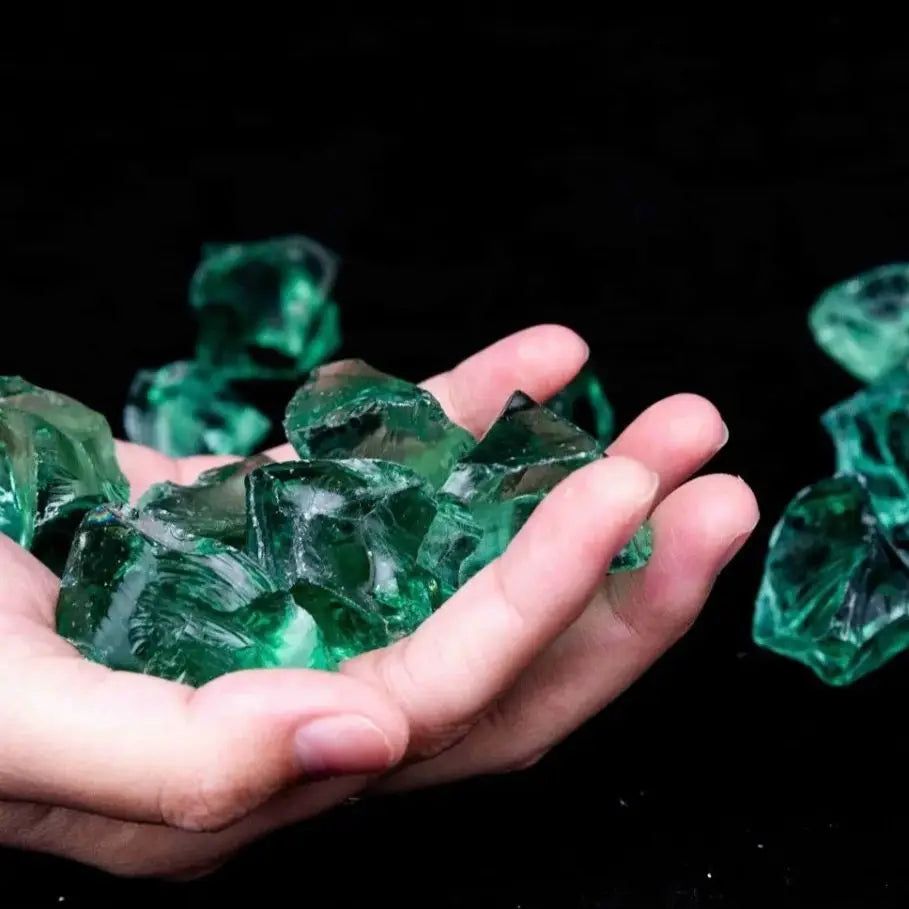 Wholesale High Quality Natural Emerald Glass Stone Diffuser Stone Crystal Raw Crystal Crafts Decorative Stone Large Grain