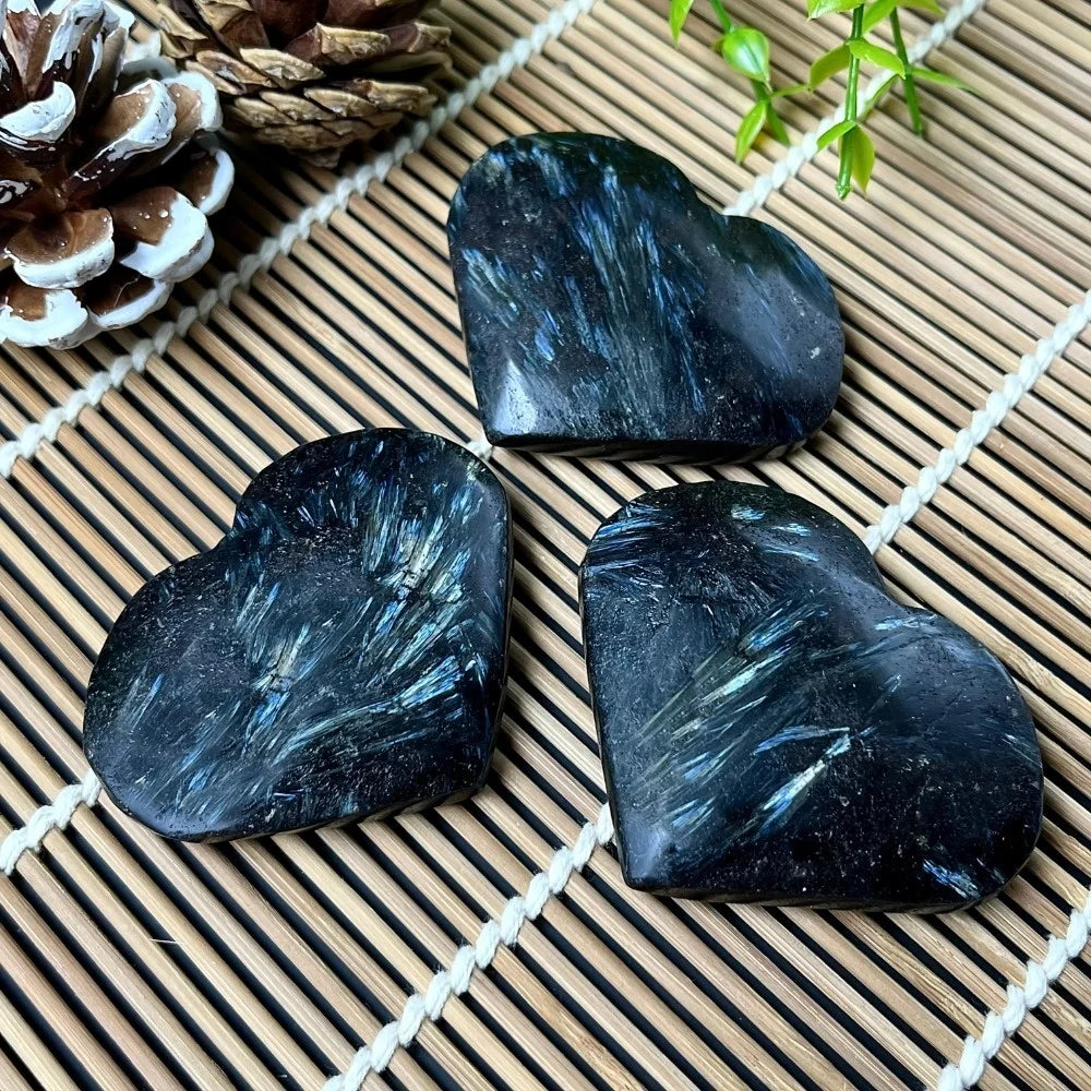 Natural Stone Heart-shaped Carving Astrophyllite Palm Stone Heart Shape Pocket Energy Crystal Stone Carving Gift Home Decoration