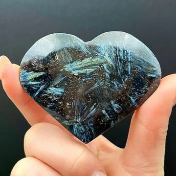 Natural Stone Heart-shaped Carving Astrophyllite Palm Stone Heart Shape Pocket Energy Crystal Stone Carving Gift Home Decoration
